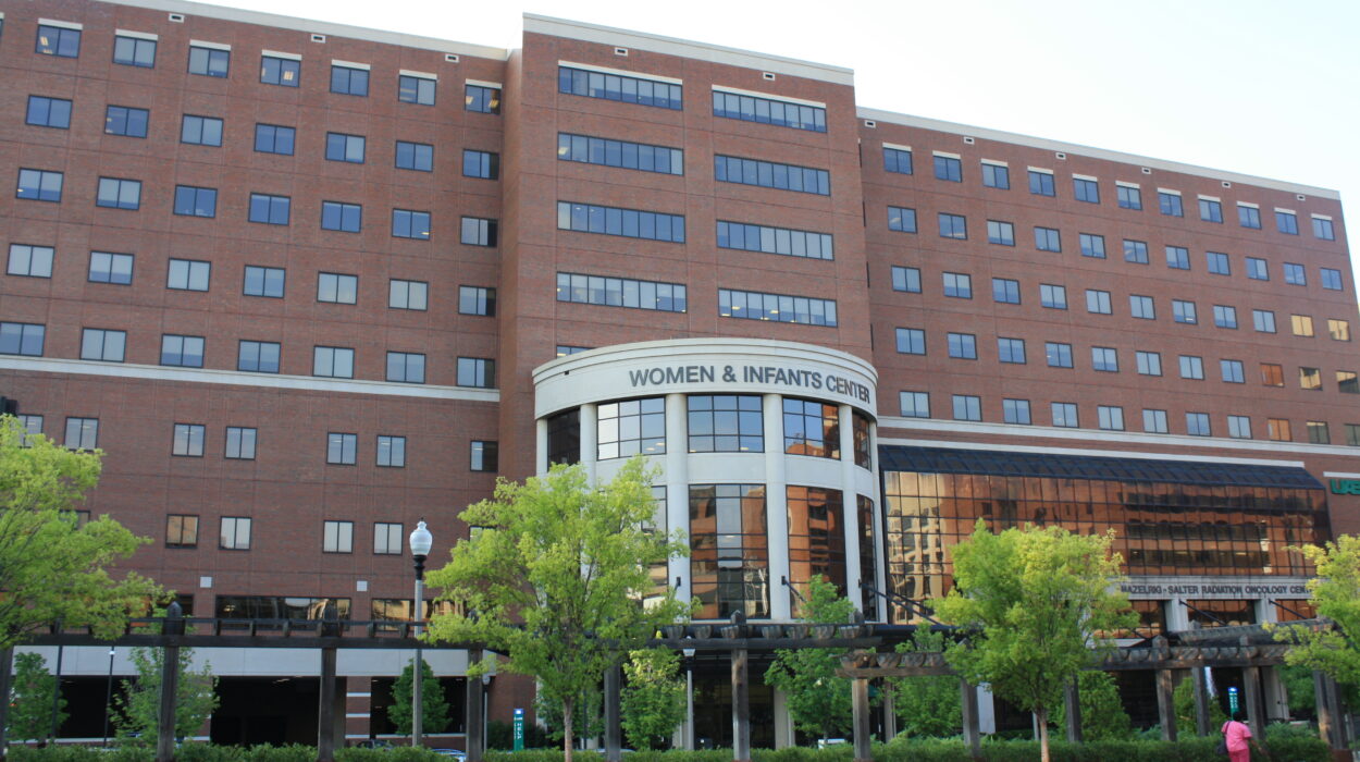 Photo of front of University of Alabama Birmingham Women and Infants Center